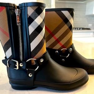 Like New Burberry Rain-boots with original box. Only worn once.